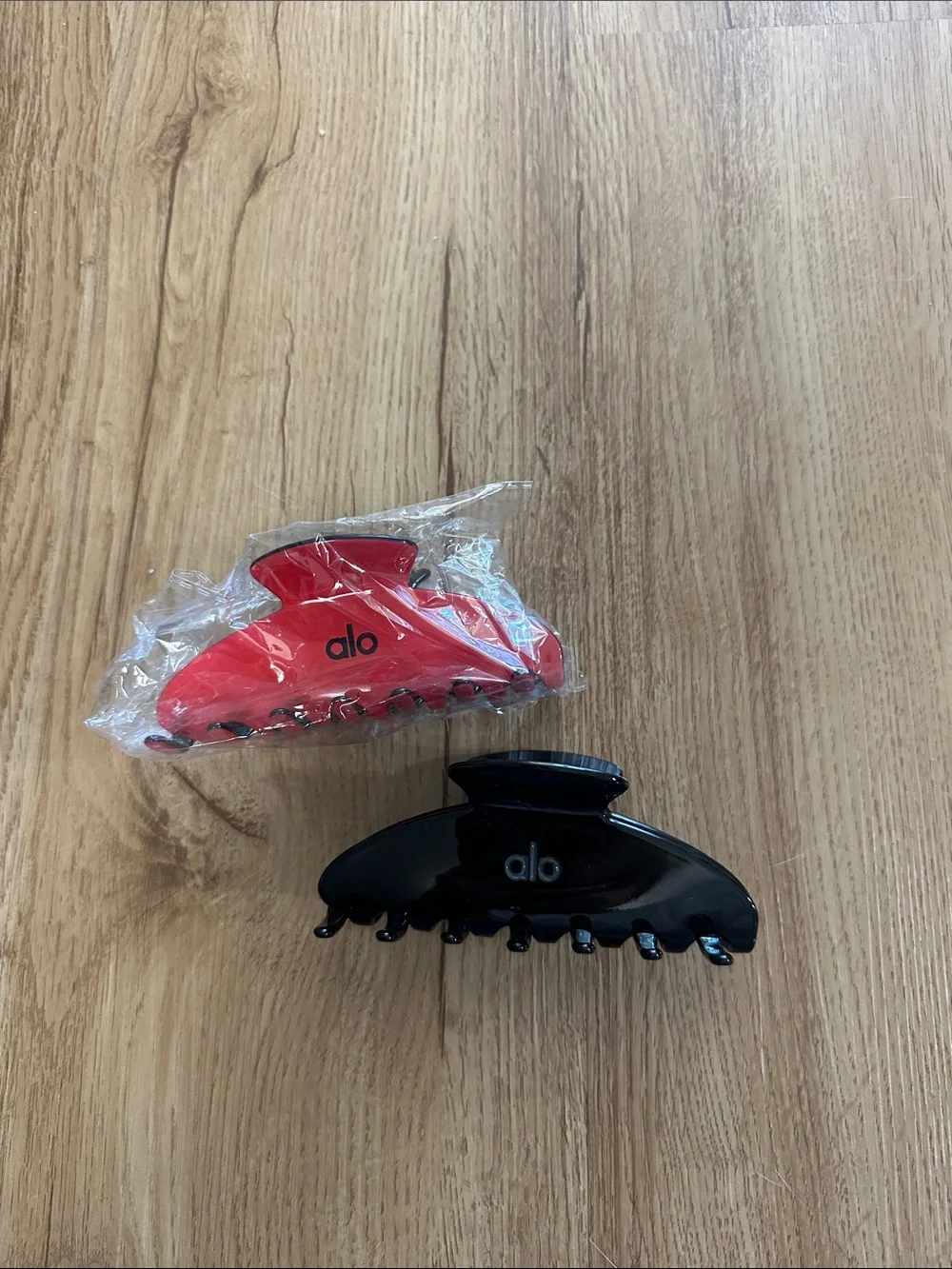 Alo Hair clips 2 pairs